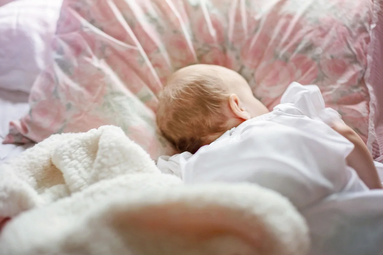 bambino, letto, dormire, fogli, cuscini, bambino a letto, ora di andare a dormire, bambino che fa i primi passi, carino, bambino che dorme, sonnecchiare, bambino che fa un pisolino