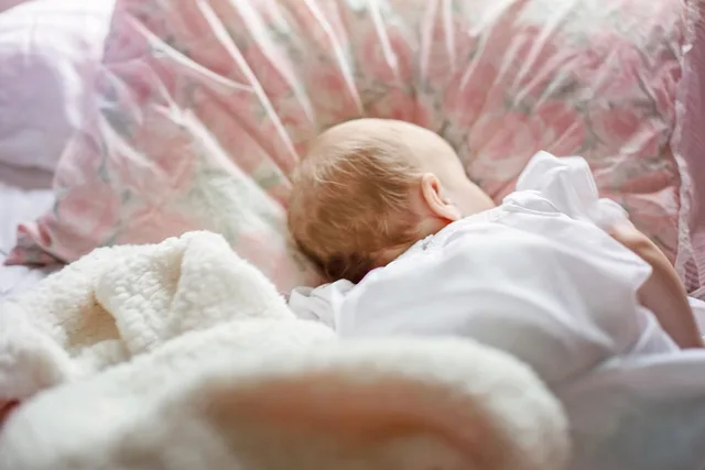 bambino, letto, dormire, fogli, cuscini, bambino a letto, ora di andare a dormire, bambino che fa i primi passi, carino, bambino che dorme, sonnecchiare, bambino che fa un pisolino. Confrontare i costi di un ERP per una PMI: licenze, implementazione e assistenza