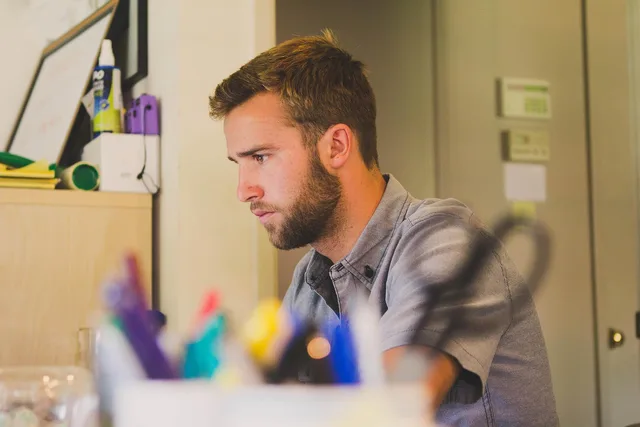 uomo, lavoro, scrivania, attività commerciale, persona, lavorando, maschio, professionale, ufficio, concentrazione, libero professionista, ufficio a casa, avviare, ragazzo, uomo barbuto, concentrandosi, uomo, uomo, uomo, lavoro, lavoro, lavoro, lavoro, lavoro, ufficio, ufficio, ufficio, concentrazione, concentrazione. Confrontare le polizze RC professionale: massimali, esclusioni e franchigie