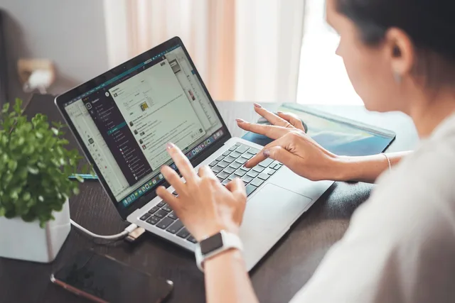 il telelavoro, tecnologia, il computer portatile, connessione, elettronico, computer, attività commerciale, ufficio, internet, lavoro, femmina, donna, on line, posto di lavoro, libero professionista, lavorando, marketing, ufficio a casa, connessione, computer, computer, computer, ufficio, internet, internet, lavoro, on line, marketing, marketing, marketing, marketing, marketing. Connettività e telefonia per imprese: requisiti, costi e confronto